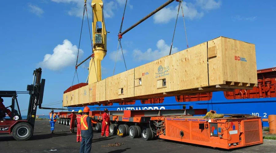 Crane loading heavy project cargo onto a trailer
